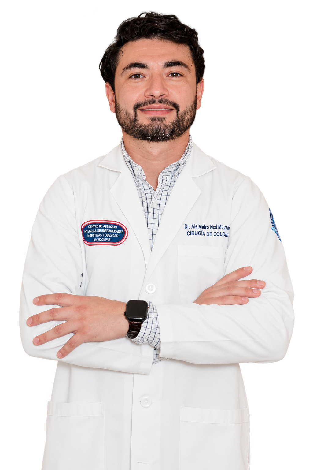 Dr. Alejandro Magaña con bata blanca y los brazos cruzados